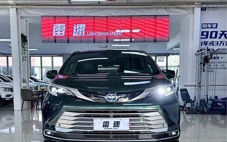 Toyota Sienna, 2022 год, 4 770 100 рублей, 2 фотография