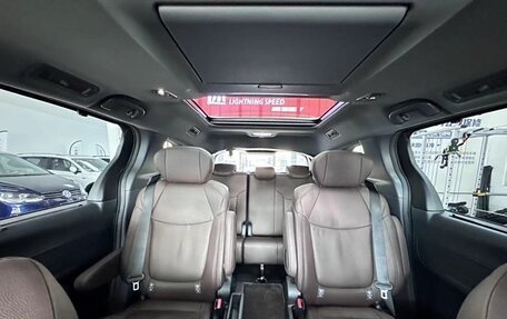 Toyota Sienna, 2022 год, 4 770 100 рублей, 18 фотография
