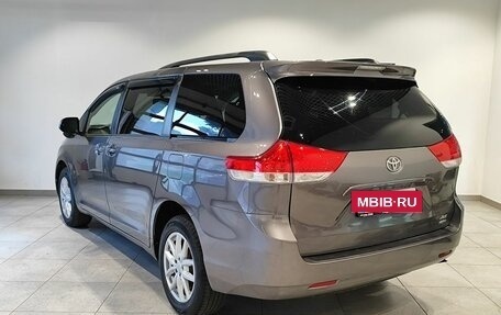 Toyota Sienna II рестайлинг, 2010 год, 2 049 000 рублей, 7 фотография
