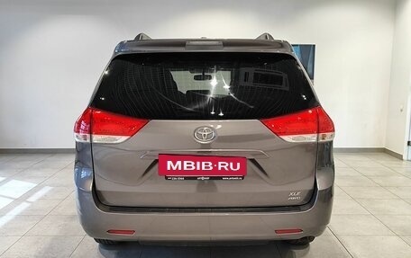 Toyota Sienna II рестайлинг, 2010 год, 2 049 000 рублей, 6 фотография