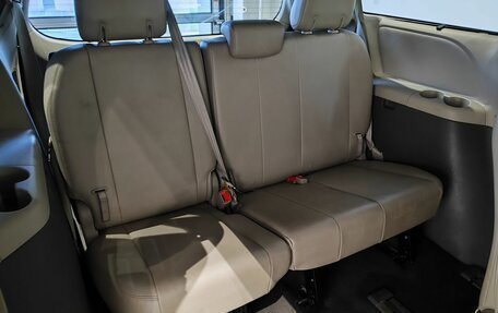 Toyota Sienna II рестайлинг, 2010 год, 2 049 000 рублей, 12 фотография