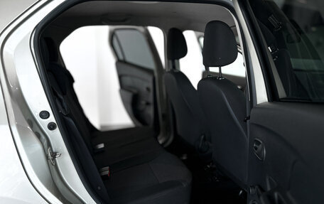 Renault Logan II, 2017 год, 743 000 рублей, 11 фотография