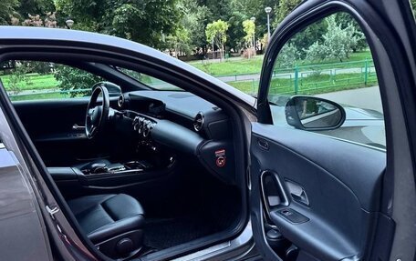 Mercedes-Benz A-Класс, 2019 год, 2 750 000 рублей, 10 фотография