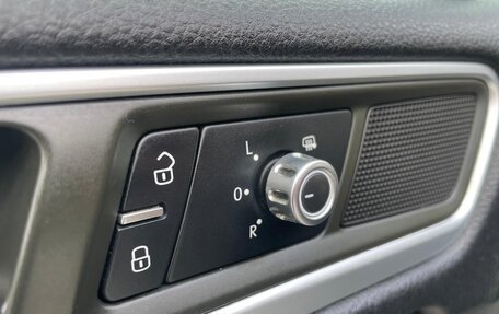 Volkswagen Touareg III, 2011 год, 1 950 000 рублей, 12 фотография