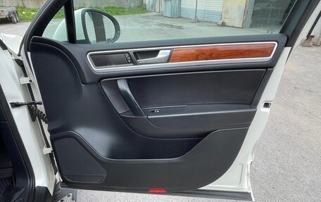 Volkswagen Touareg III, 2011 год, 1 950 000 рублей, 22 фотография