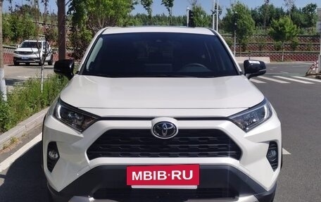 Toyota RAV4, 2022 год, 2 700 000 рублей, 2 фотография