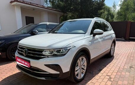 Volkswagen Tiguan II, 2021 год, 3 750 000 рублей, 2 фотография
