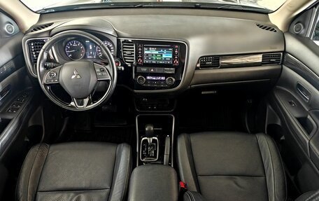 Mitsubishi Outlander III рестайлинг 3, 2017 год, 1 965 000 рублей, 9 фотография