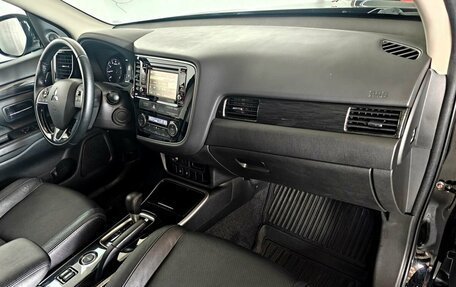 Mitsubishi Outlander III рестайлинг 3, 2017 год, 1 965 000 рублей, 11 фотография