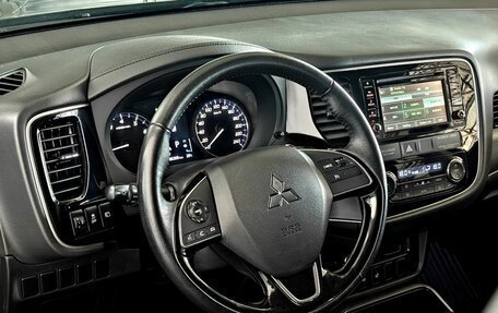 Mitsubishi Outlander III рестайлинг 3, 2017 год, 1 965 000 рублей, 12 фотография