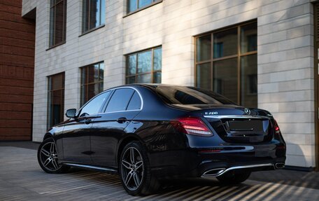 Mercedes-Benz E-Класс, 2019 год, 3 900 000 рублей, 4 фотография