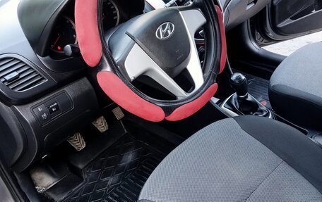 Hyundai Solaris II рестайлинг, 2011 год, 600 000 рублей, 1 фотография