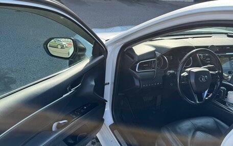 Toyota Camry, 2018 год, 2 750 000 рублей, 10 фотография