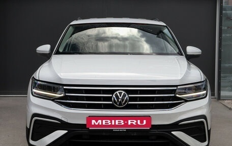 Volkswagen Tiguan II, 2022 год, 2 690 000 рублей, 2 фотография