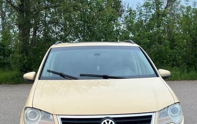 Volkswagen Touran III, 2010 год, 850 000 рублей, 1 фотография