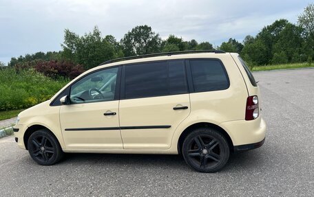 Volkswagen Touran III, 2010 год, 850 000 рублей, 3 фотография