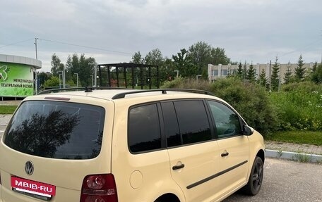 Volkswagen Touran III, 2010 год, 850 000 рублей, 2 фотография