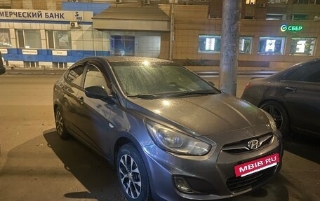 Hyundai Solaris II рестайлинг, 2011 год, 700 000 рублей, 10 фотография