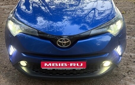 Toyota C-HR I рестайлинг, 2018 год, 2 600 000 рублей, 3 фотография