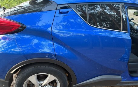 Toyota C-HR I рестайлинг, 2018 год, 2 600 000 рублей, 16 фотография