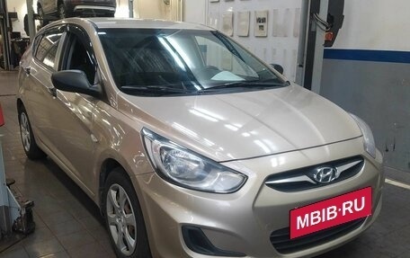 Hyundai Solaris II рестайлинг, 2011 год, 720 000 рублей, 2 фотография