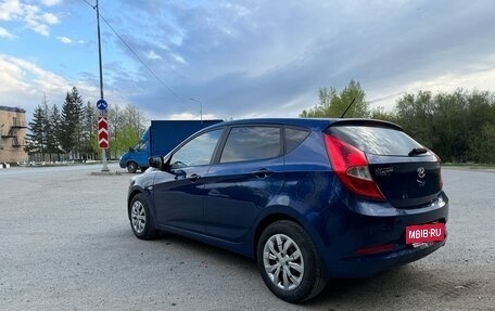 Hyundai Solaris II рестайлинг, 2015 год, 900 000 рублей, 2 фотография