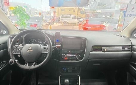 Mitsubishi Outlander III рестайлинг 3, 2022 год, 1 734 000 рублей, 13 фотография