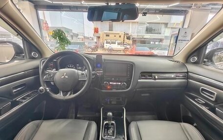 Mitsubishi Outlander III рестайлинг 3, 2022 год, 1 734 000 рублей, 14 фотография