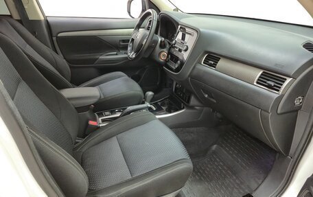 Mitsubishi Outlander III рестайлинг 3, 2018 год, 2 080 000 рублей, 13 фотография