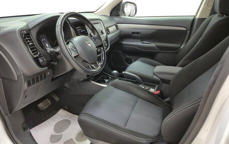 Mitsubishi Outlander III рестайлинг 3, 2018 год, 2 080 000 рублей, 9 фотография