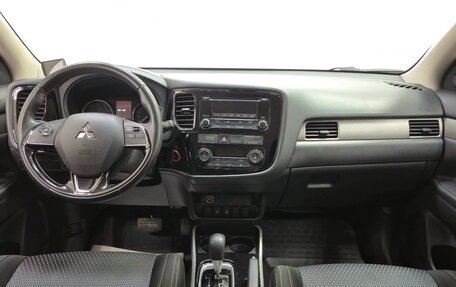 Mitsubishi Outlander III рестайлинг 3, 2018 год, 2 080 000 рублей, 10 фотография