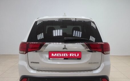 Mitsubishi Outlander III рестайлинг 3, 2018 год, 2 080 000 рублей, 5 фотография