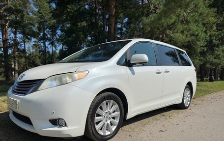 Toyota Sienna III, 2010 год, 1 915 000 рублей, 5 фотография