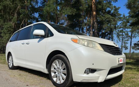 Toyota Sienna III, 2010 год, 1 915 000 рублей, 3 фотография
