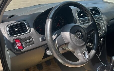 Volkswagen Polo VI (EU Market), 2013 год, 900 000 рублей, 21 фотография