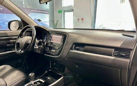 Mitsubishi Outlander III рестайлинг 3, 2018 год, 1 750 000 рублей, 12 фотография