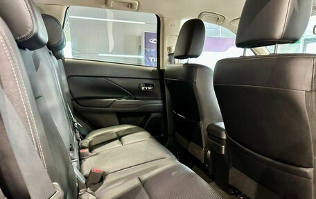 Mitsubishi Outlander III рестайлинг 3, 2018 год, 1 750 000 рублей, 13 фотография
