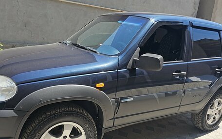 Chevrolet Niva I рестайлинг, 2010 год, 585 000 рублей, 3 фотография