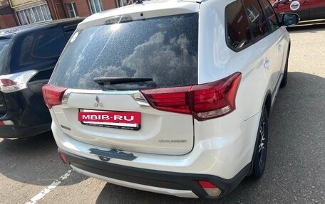 Mitsubishi Outlander III рестайлинг 3, 2015 год, 1 600 000 рублей, 3 фотография