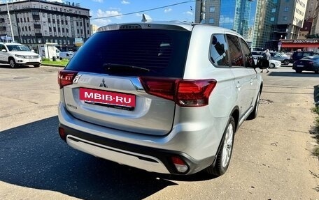 Mitsubishi Outlander III рестайлинг 3, 2020 год, 2 450 000 рублей, 4 фотография