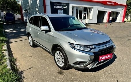 Mitsubishi Outlander III рестайлинг 3, 2020 год, 2 450 000 рублей, 2 фотография