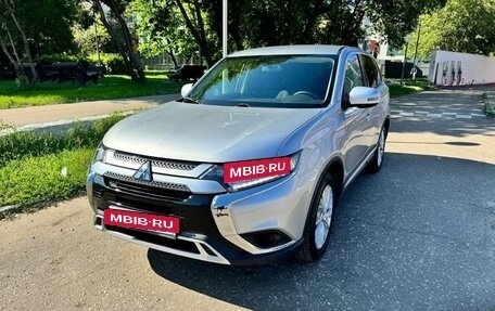 Mitsubishi Outlander III рестайлинг 3, 2020 год, 2 450 000 рублей, 3 фотография