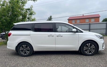 KIA Carnival III, 2019 год, 2 700 000 рублей, 3 фотография