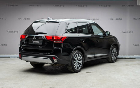 Mitsubishi Outlander III рестайлинг 3, 2013 год, 1 299 000 рублей, 2 фотография
