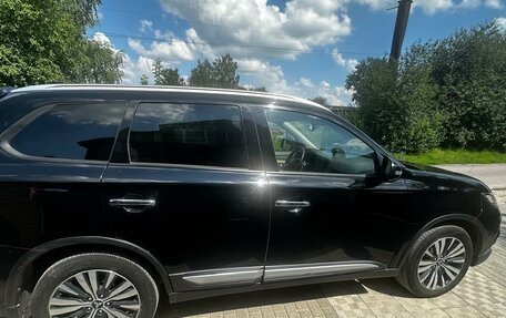 Mitsubishi Outlander III рестайлинг 3, 2020 год, 3 100 000 рублей, 4 фотография