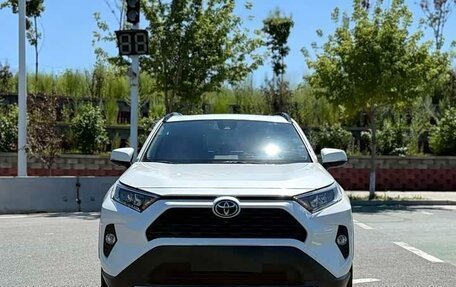 Toyota RAV4, 2021 год, 2 420 000 рублей, 2 фотография