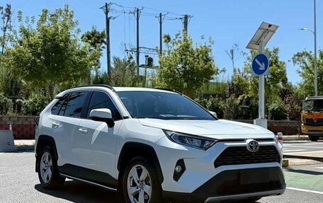 Toyota RAV4, 2021 год, 2 420 000 рублей, 3 фотография