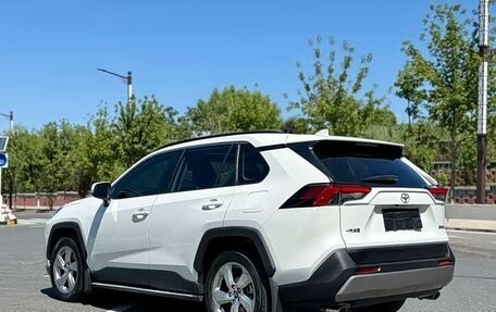 Toyota RAV4, 2021 год, 2 420 000 рублей, 6 фотография
