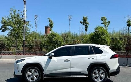 Toyota RAV4, 2021 год, 2 420 000 рублей, 8 фотография