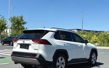 Toyota RAV4, 2021 год, 2 420 000 рублей, 4 фотография